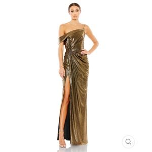 METALLIC OFF THE SHOULDER GOWN by Mac Duggal
